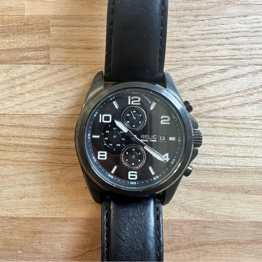 Relic mens black dial black leather watch NEW BATTERY